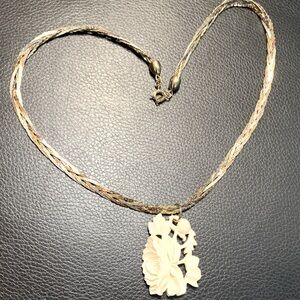 Elegant vintage cream bone carved flower Pendant with triple-color gold Necklace